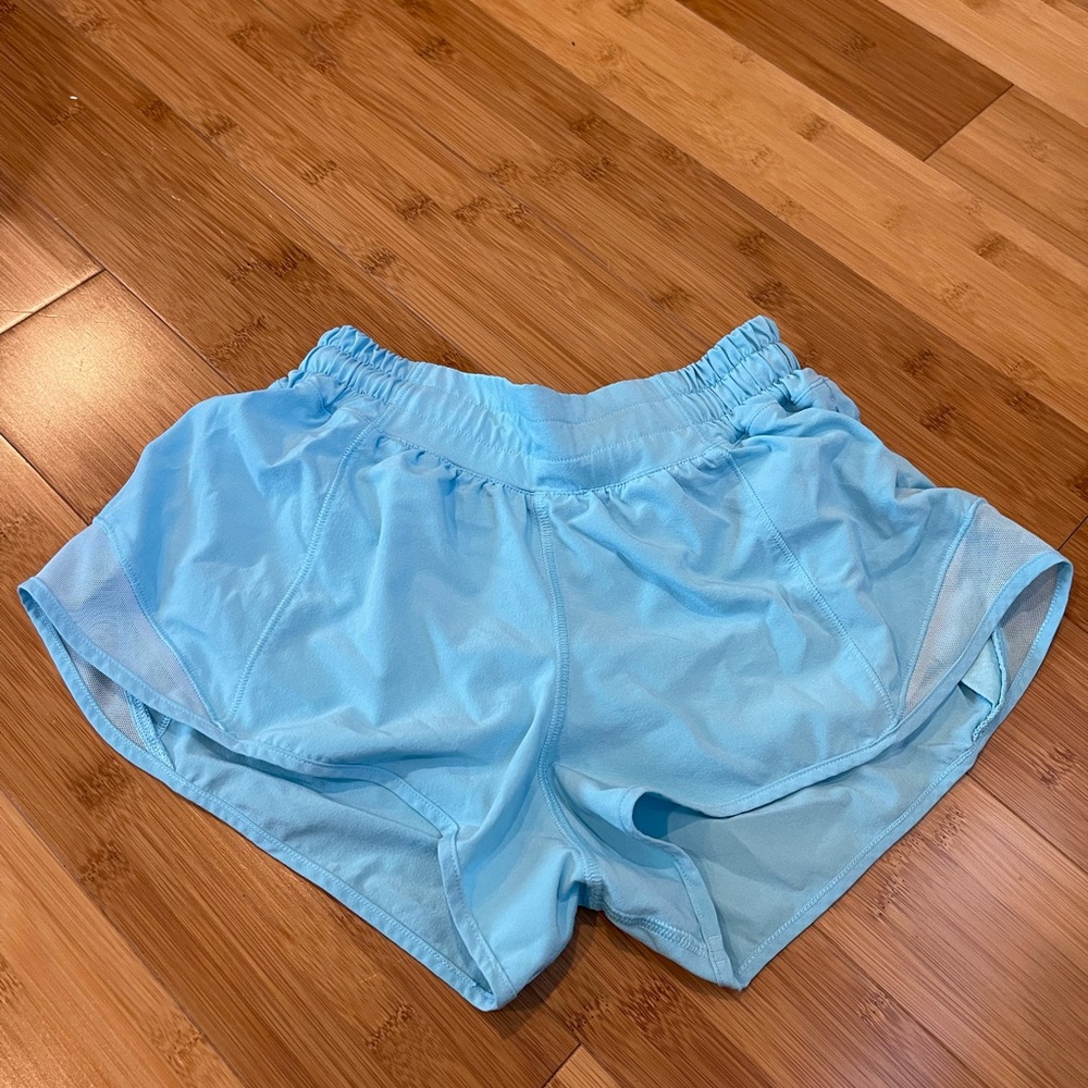 Hotty Hot High Rise lined short 2.5”
Excellent condition
Size 4